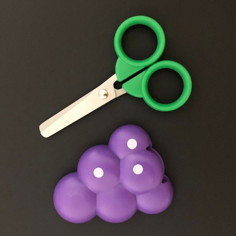 1 PC. Las tijeras con forma de fruta Kawaii, los plátanos de uva, son lindos y seguros para no lastimar las manos, suministros de oficina para niños y estudiantes