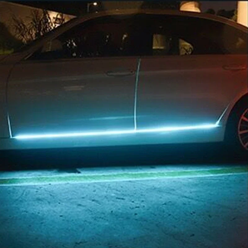 Luz ambiental que fluye Luz de la falda lateral del coche, tira de luz de desplazamiento, luz que fluye colorida con accesorios de luz de decoración de puerta: Rojo / Azul oscuro