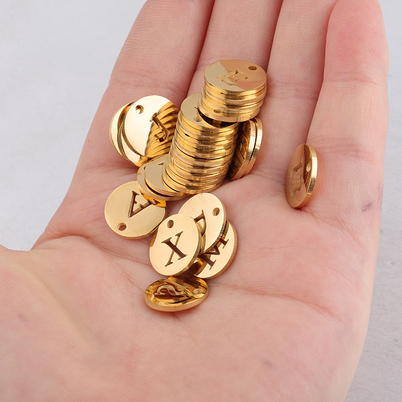 Venda mista 10 pçs redondo oco A-Z 26 letra alfabeto pingente espelho de aço inoxidável diy pequenos encantos jóias acessório: gold