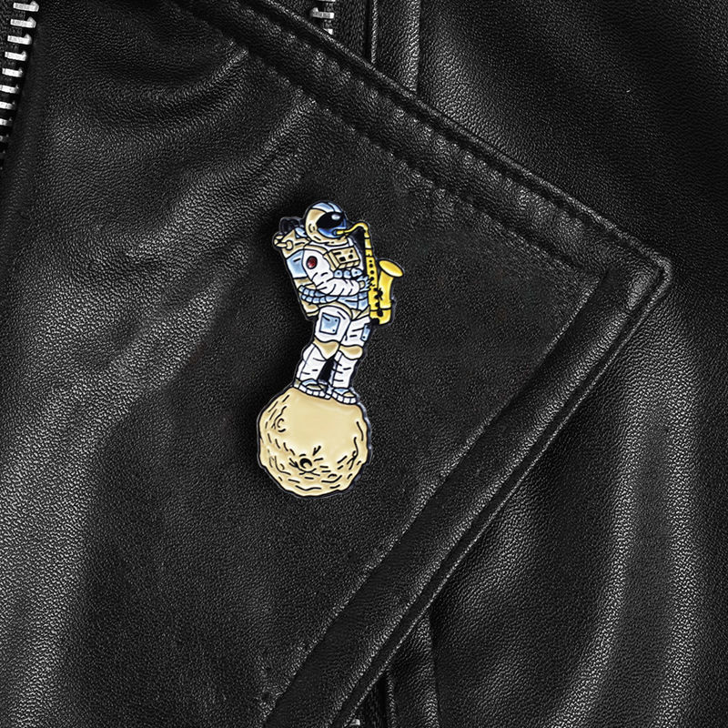 Xm-Grappige Mode Creatieve Astronaut Saxofoon Spelen In Ruimte Persoonlijkheid Broche Kleding Badge Tas Accessoires