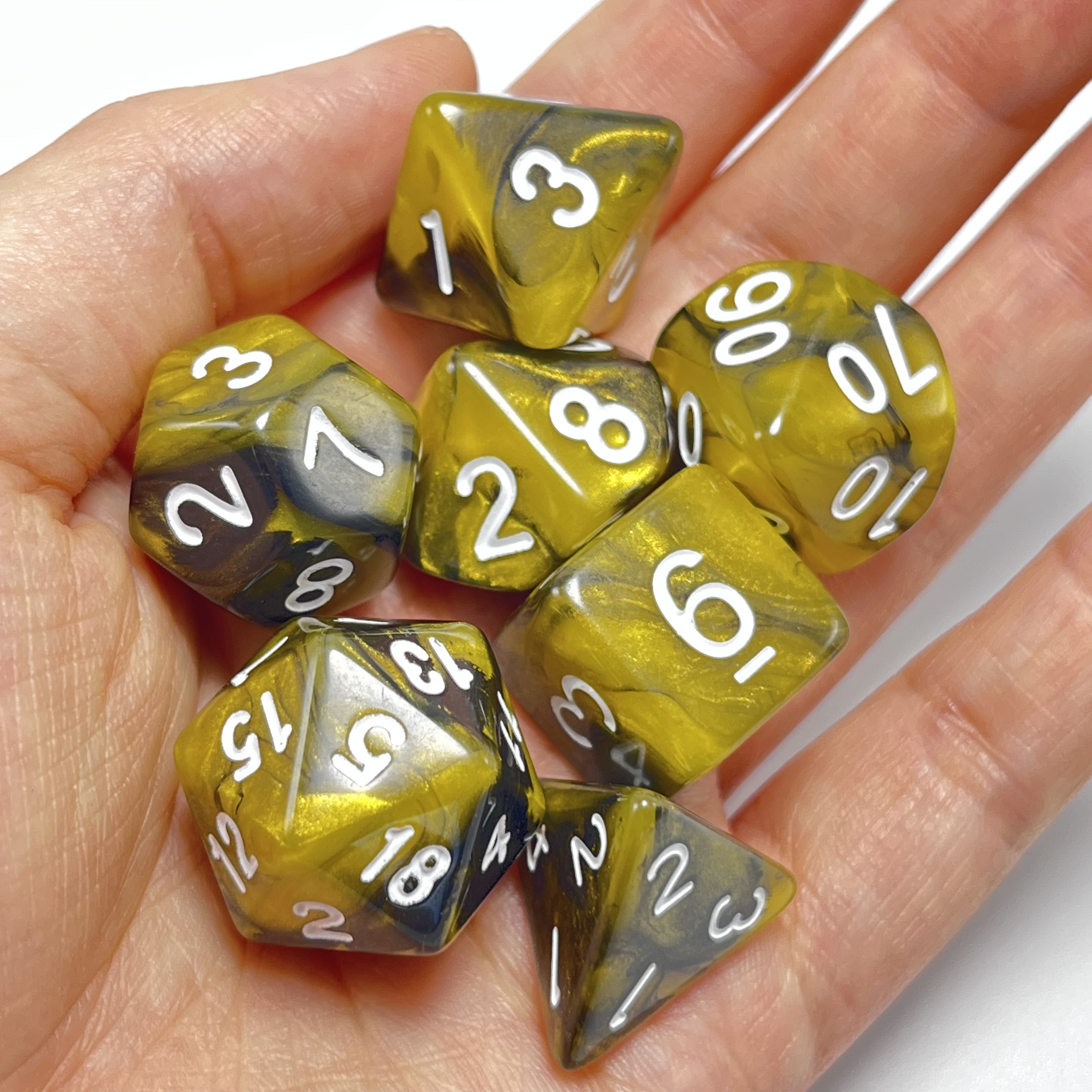 Dados de juego poliédricos de color negro y amarillo con fuente blanca, dados de juego de mesa, dados de juego de mesa, dados de juego de rol