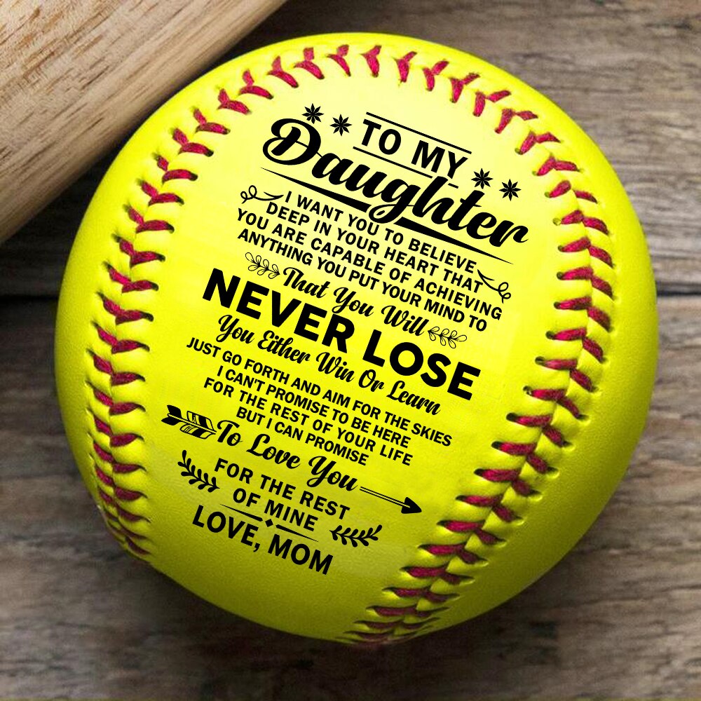 Maman à ma fille avec un message significatif imprimé sur la balle de softball qui aide à durer pour toujours.
