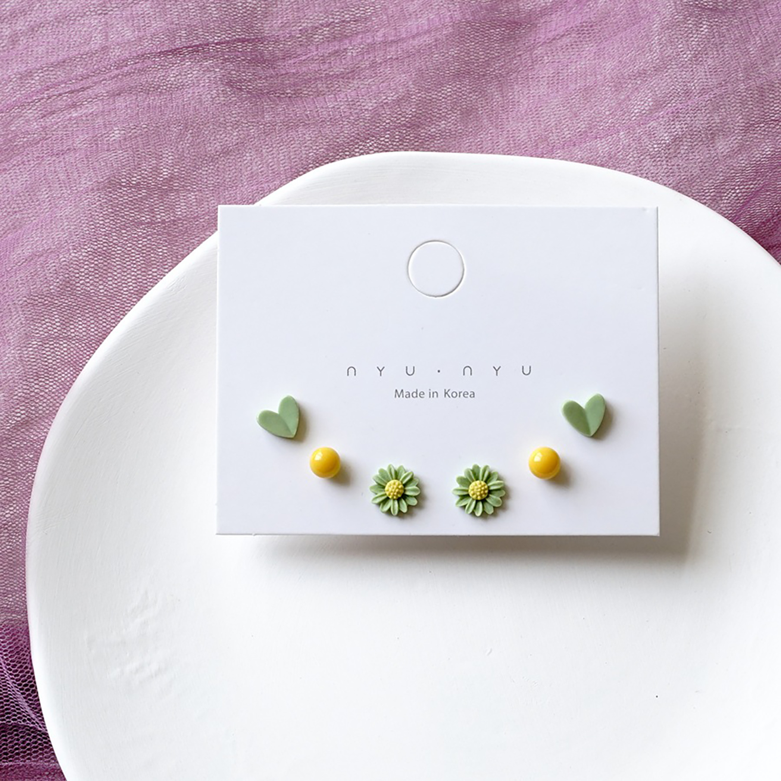 Juego de pendientes de cerámica para mujer y niña, aretes redondos de varios colores con forma de flor, estrella, avión, universo y Planeta, joyería para la oreja, 3 pares: Color amarillo claro