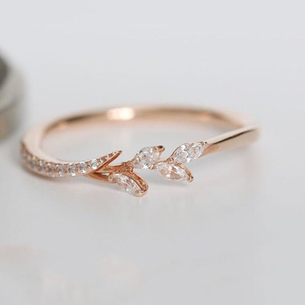 Classic Wedding Vrouwen Ring Eenvoudige Vinger Ringen Met Bloemen Crystal Stenen Ingetogen Delicate Vrouwelijke Engagement Sieraden