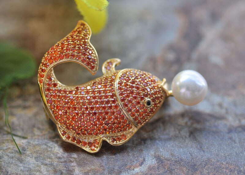 P7335 Lovely 38mm White Round Pearl Bead Fish CZ Brooch