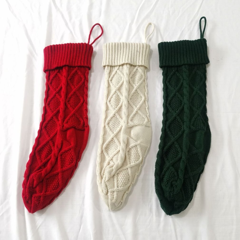 Gestrickte weihnachtsstrümpfe, socken, süßigkeitentüten, weihnachtsdekorationen für zuhause, weihnachtsbaumschmuck, weihnachtsschmuck