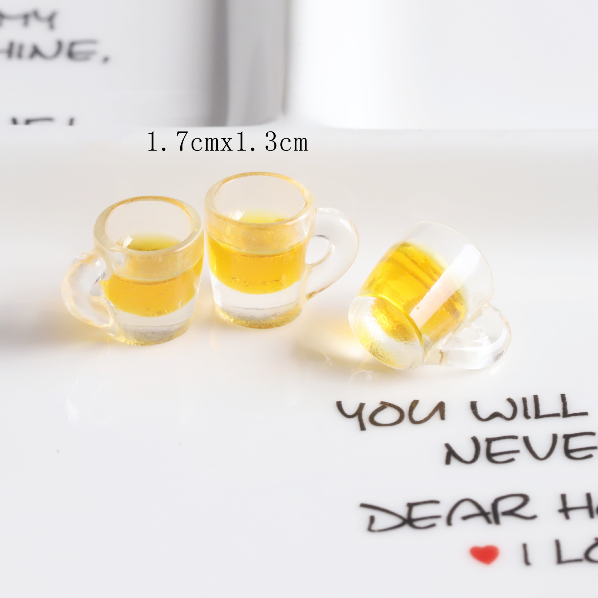 10 Uds. De vasos pequeños de resina de cristal de cerveza en miniatura, modelo de casa de muñecas, mesa moderna para habitación, suministros de decoración para casas de muñecas: Amarillo claro