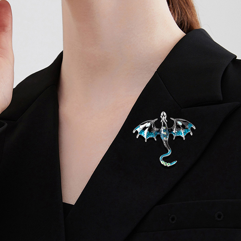 Broche de Metal dibujado a mano colorido de dragón de simulación 2024 para mujeres y hombres, alfileres de solapa elegantes, accesorios de joyería, 1 unidad