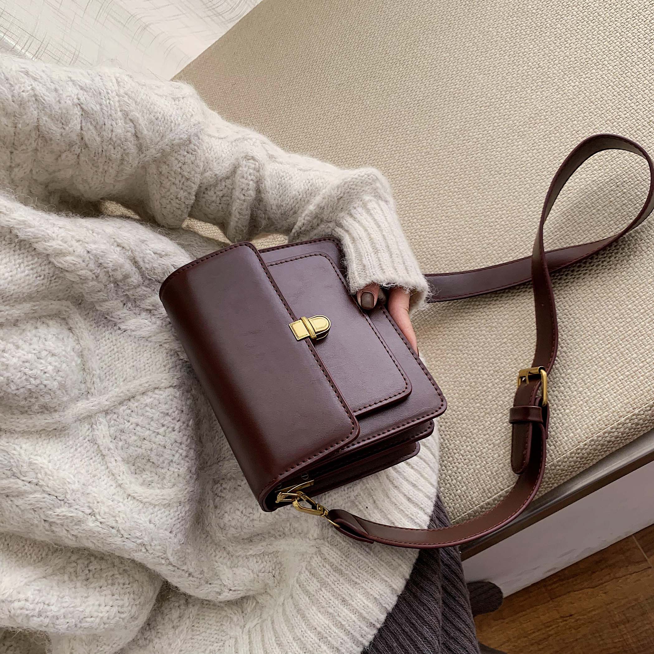 Mini enfärgad pu läder axelväskor för kvinnor lås messenger crossbody väska resor små handväskor och handväska