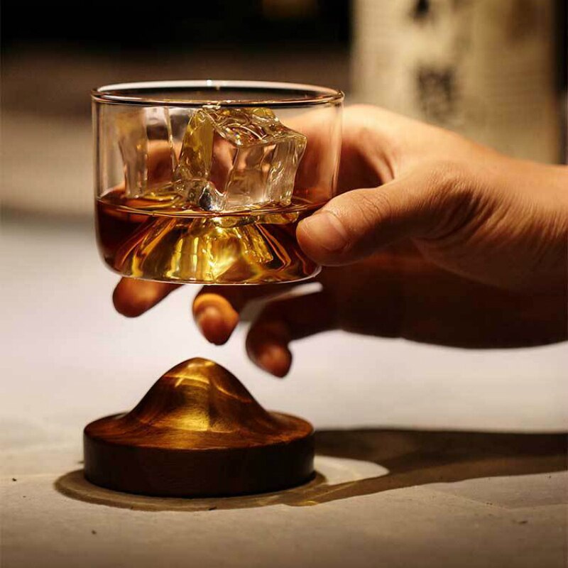 Whiskyglas met houten houder japanse stijl rum likeur bier wijnglas persoonlijkheid berg proeverij vaso