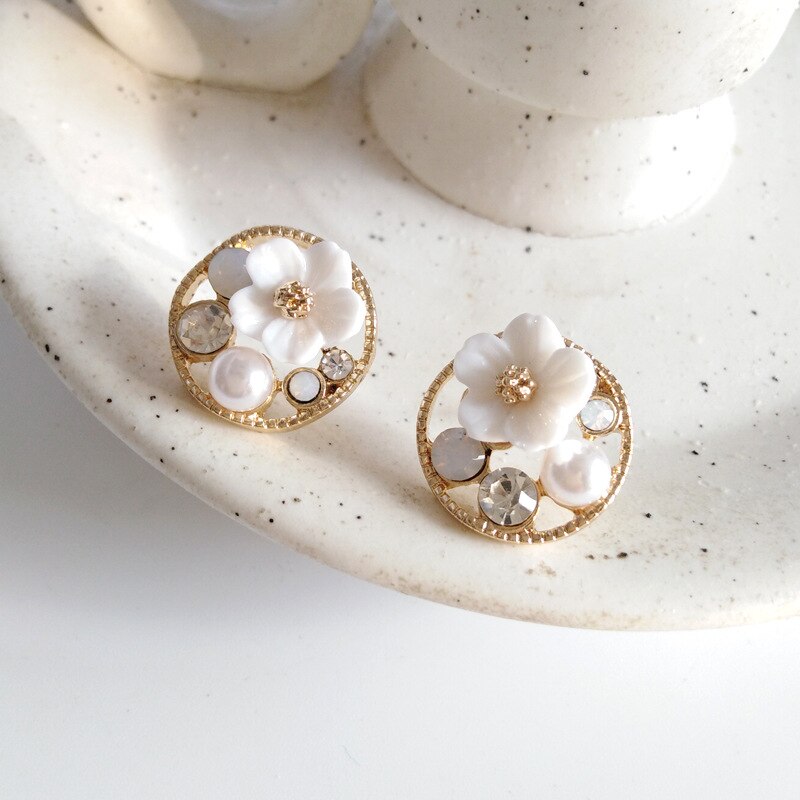 Fresh Minimalist Spring Flower Fairy Earrings Non Pierced Ears Clip Sweet Gentle Shell Small Flower Clip Earrings No Hole