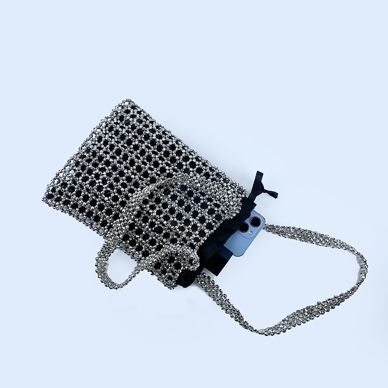 El bolso de perlas de cristal con cuentas de metal tejido a mano estilo resort ins de un solo hombro es más oscuro y más hermoso