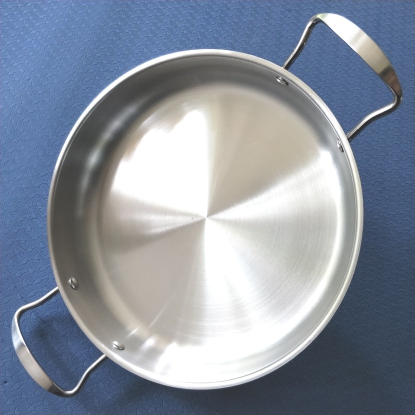 28cm European double handle frying pan. Multi-purpose pan with magnetic thickening flat. Induction cooker of steel handle.