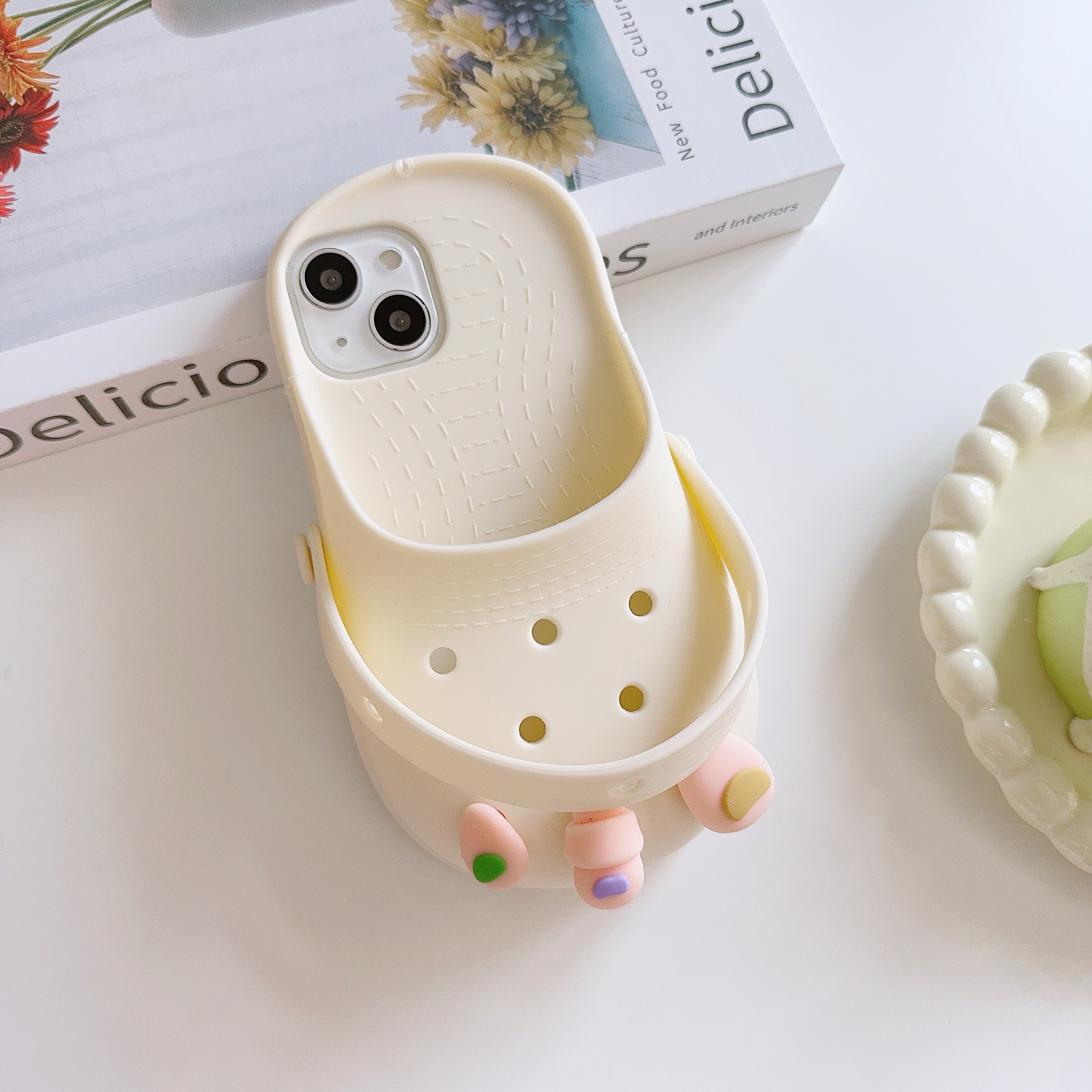 3D drôle bricolage trous orteils charmes croco pantoufles été doux Silicone coque de téléphone pour iPhone 12 13 14 15 16 Pro Max couverture respirante: Beige / Pour iPhone 16 Pro Max