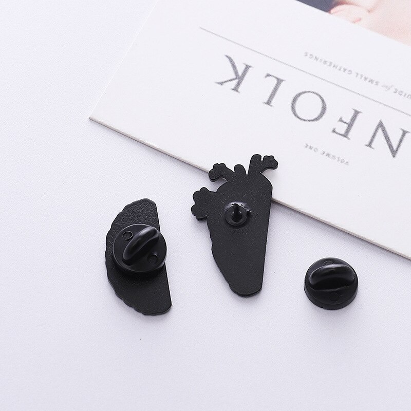 Cartoon Fun Hart Modeling Emaille Broche Oceaan Walvis Spray Bloem Vlinder Liefde Ogen Tekening Schakelaar Legering Badge Pin Sieraden