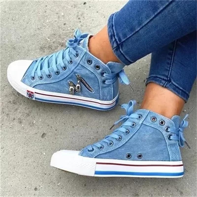 Zapatillas de tela vaquera con punta redonda y tacón plano para mujer, Zapatos de deporte informales clásicos, cómodos, con cordones, decoración de calavera de Metal, 3KC029