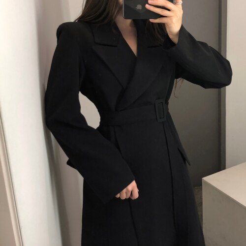 Lange trenchcoat, speciaal ontworpen voor dames. Deze trenchcoat met