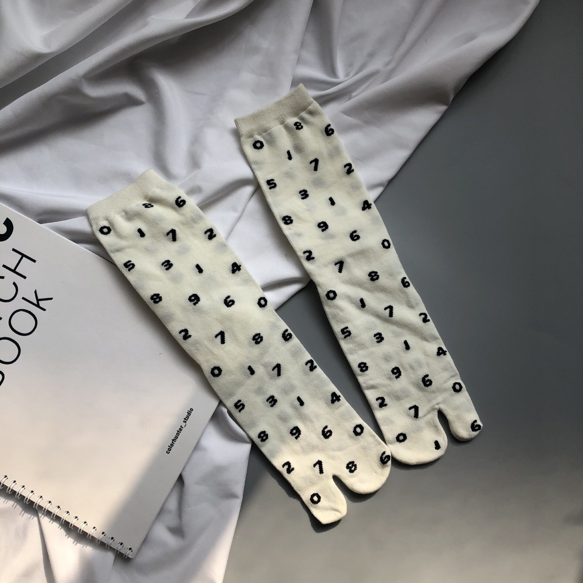 Chic Japanese Jacquard Split Toe Socks Digital Combed Cotton Two Toe Socks Women Korean Harajuku Two Finger Tabi Socks: Milky White
