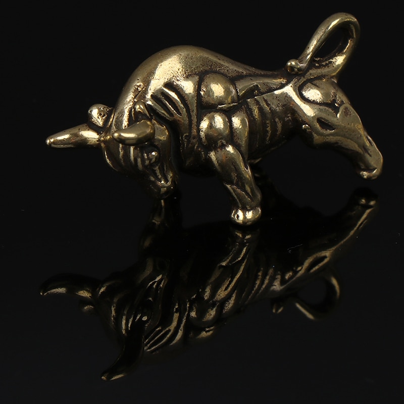 Mini Portable Retro Brass Wall Street Bull Statue Sculpture Home Office Desk Decorative Ornament Keychain Ornament Hand Toy