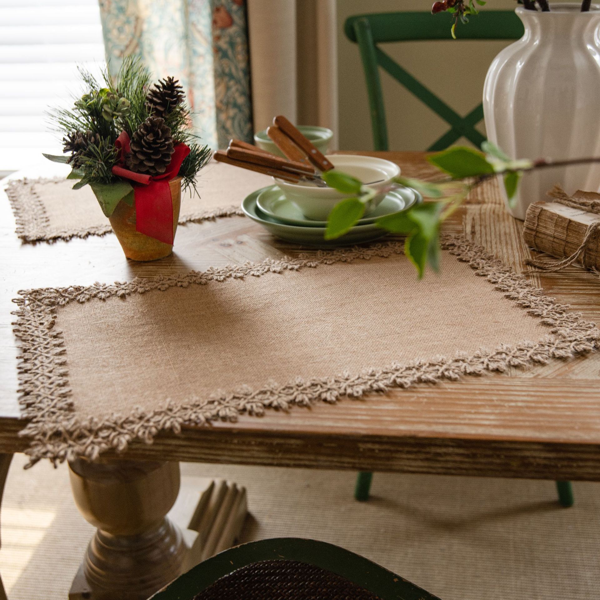 Natürliche Sackleinen Tisch Läufer mit Jute Spitze Jahrgang Bauernhaus Tabletop Flur Boho Dekor für Hochzeit Parteien Tägliche Dekor