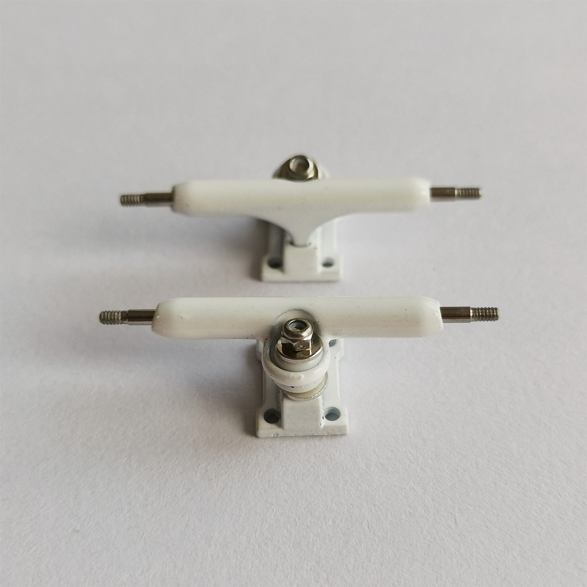 Camión de un solo eje con diapasón de 34mm y 32mm para patineta de dedo, Mini monopatín, juguetes para niños: Blanco
