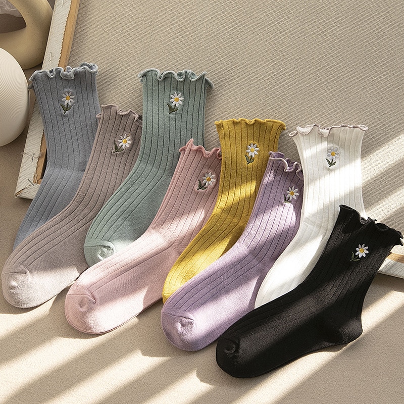 Streetwear Little daisies Embroider Cute Socks Women Japanese Korean Harajuku Style Kawaii Socks Autumn Winter for Ladies