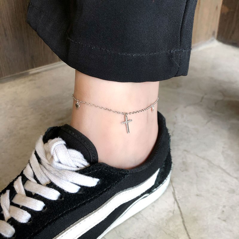 925 fußkettchen aus sterlingsilber mit kleinem herzkreuzanhänger, schlichter sommerlicher boho-schmuck für damen