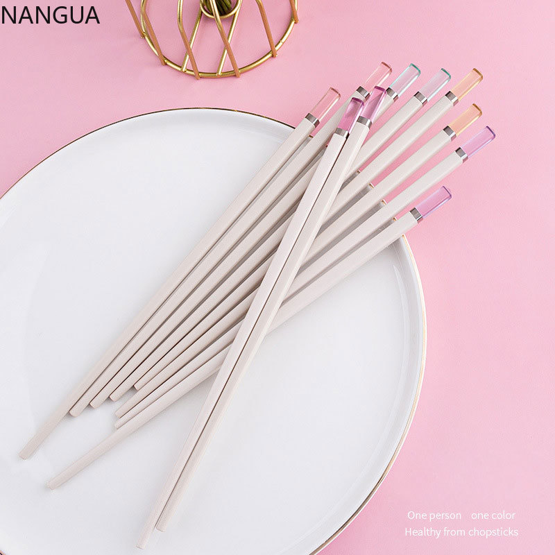 Un paio di bacchette in fibra di vetro colore ambra colore caramella bacchette giapponesi antiscivolo bastoncini per Sushi a prova d'umidità creativi