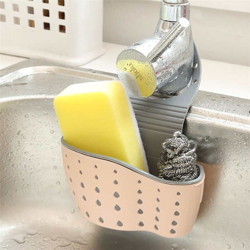 Afvoerrek voor vaatwasser, afvoer voor gootsteen in de keuken, blauwe schuurspons, stalen bal voor afwasmiddel, kleine plank schoonmaken