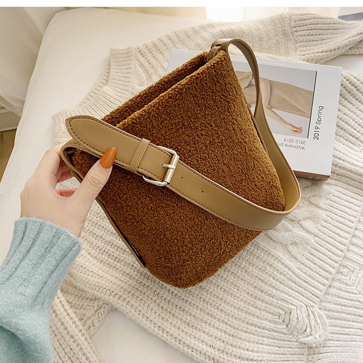 Niche Lamb Plush Handbags Autumn/winter All-match Ins Shoulder Underarm Bag Bucket Bag Tote Bag Width: 20cm: Brown