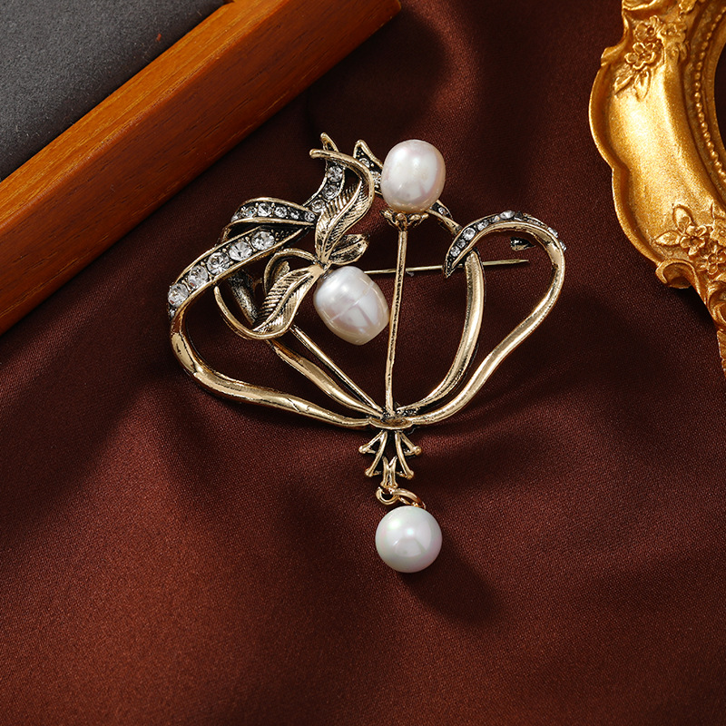 Broche de corazón de perla minimalista Vintage para mujer, accesorios de abrigo con personalidad, Pin exquisito Floral de Metal de nicho, joyería de: Color dorado