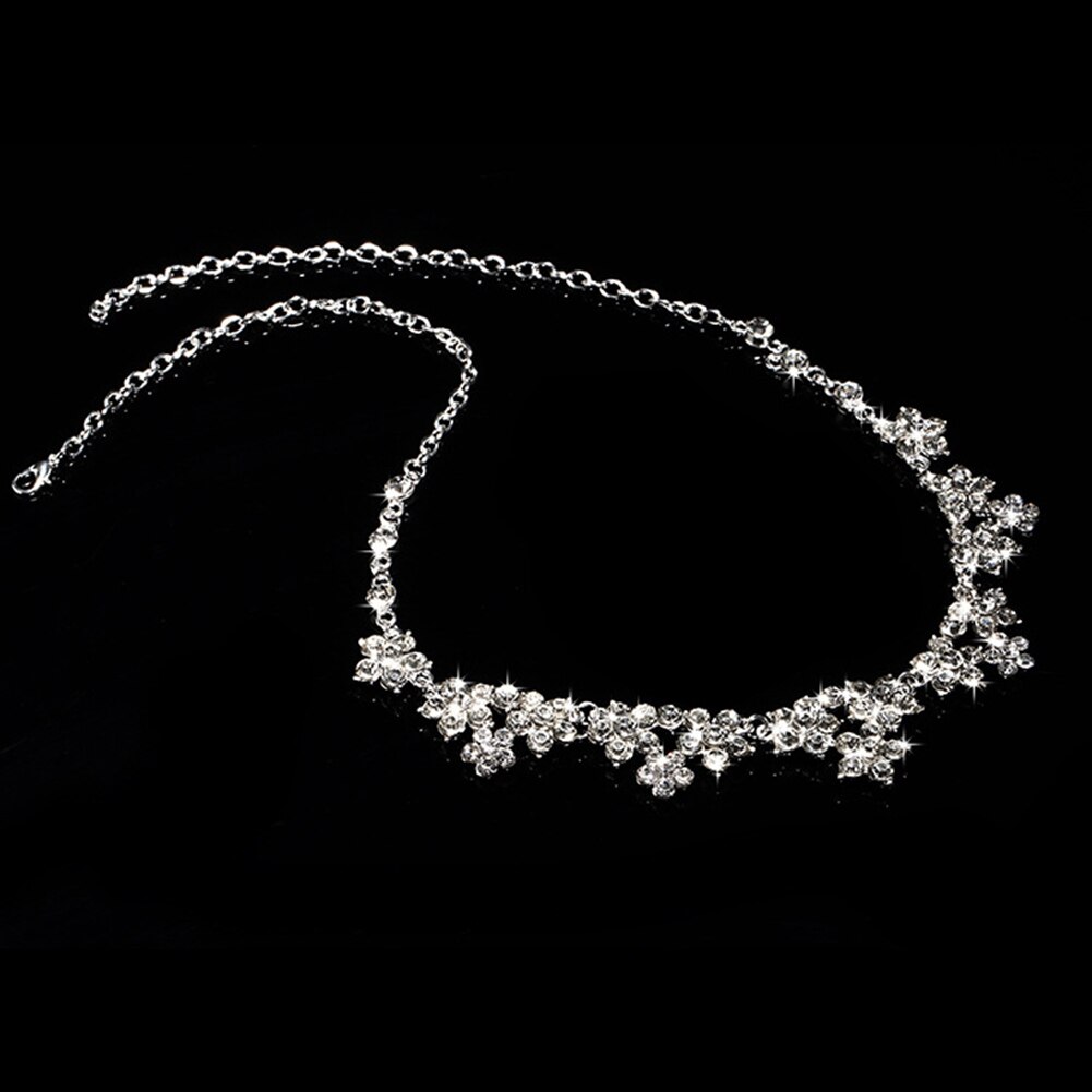 Luxe ketting met ingelegde strass steentjes, oorbellen, haarkrans, hoofddeksels, bruidssieraden
