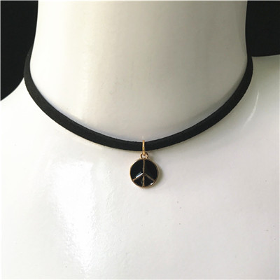 Gargantilla gótica Retro, Collar Punk de terciopelo negro para mujer, Collar con colgante de Cruz corta, joyería, bisutería, al por mayor: Morado