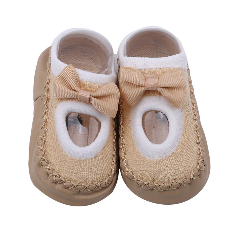 0-3 jaar oude kindervloersokken lente zomer antislip leren onderkant babyschoentjes strik meisjessokken: Khaki