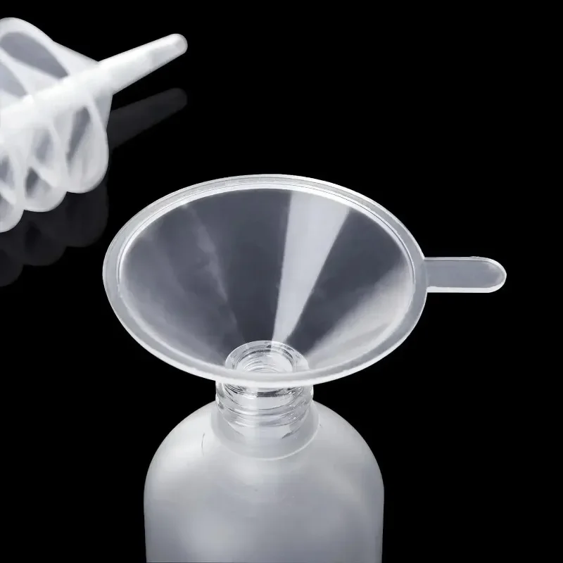 Mini embudos transparentes de plástico, embudos de aceite líquido de boca pequeña, dispensador de líquido cosmético, herramientas de llenado de botellas de laboratorio, 2/50 Uds.
