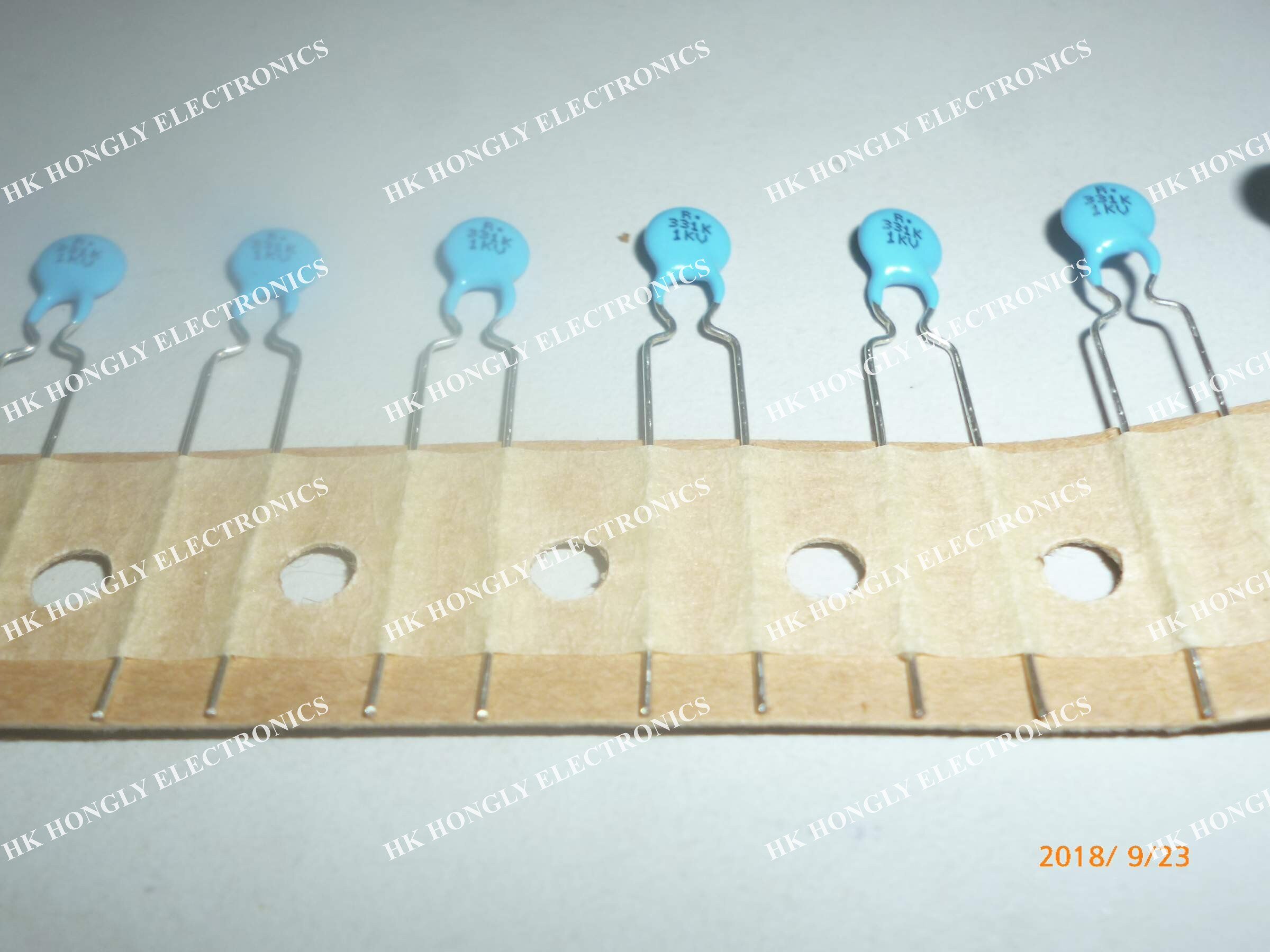 50PCS EKR3A331K06FK5 EK R 3A 331K 06 FK5 Keramische R 331K 1KV 330PF P = 5MM