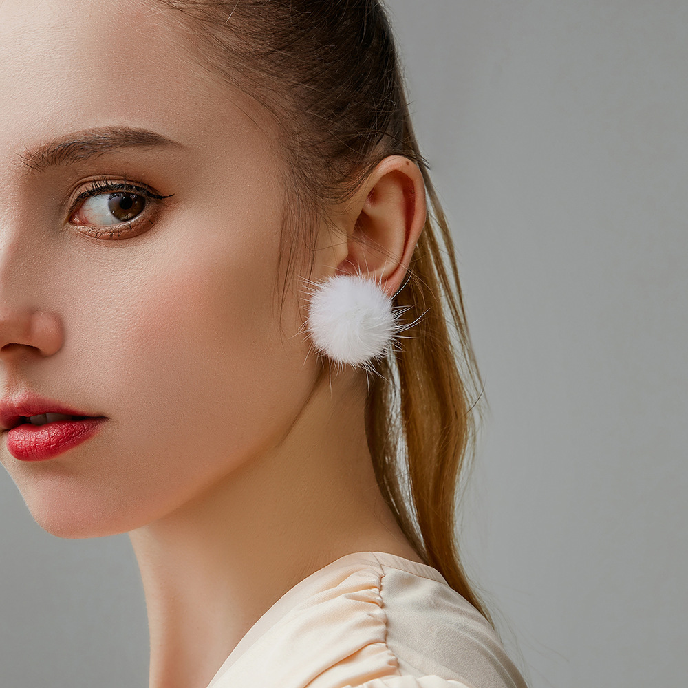 Pendientes de tuerca de bola de pompón de piel de visón suave para mujer, joyería de dulce coreana Furling, accesorios de para niñas