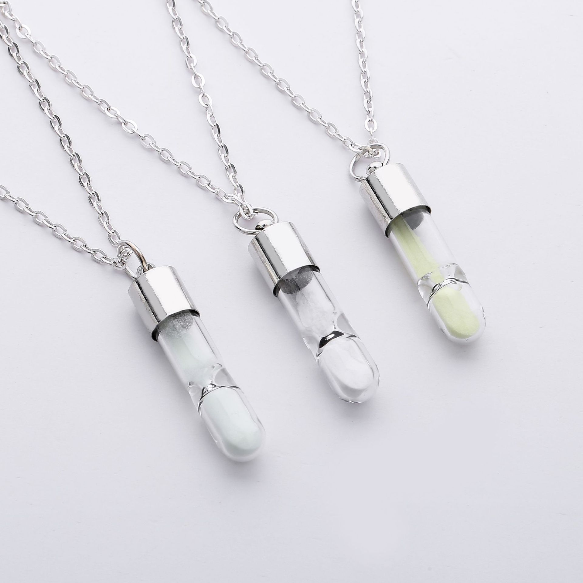 Nächtlichen licht Neue Sanduhr Halskette Böhmen Stil Hals Colliers Anhänger glow in the dark Kostüm Schmuck schwimmdock charms Lot