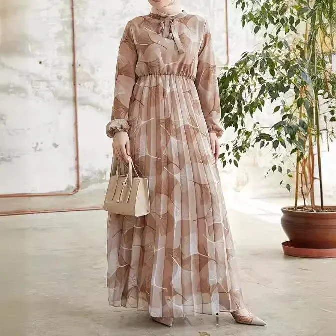 Abaya, l'abito musulmano da donna del medio oriente. È un nuovo vestito alla moda con stampa A foglia di stile con una cintura di Dubai, arabia.: XXL / Colore rosa