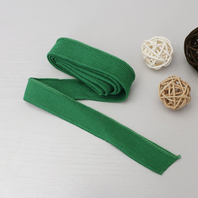 2cm brede, ensfargede, myke, ribbede t-hals i mercerisert bomull, korte mansjetter, elastisk, trådet kant: Laser lys