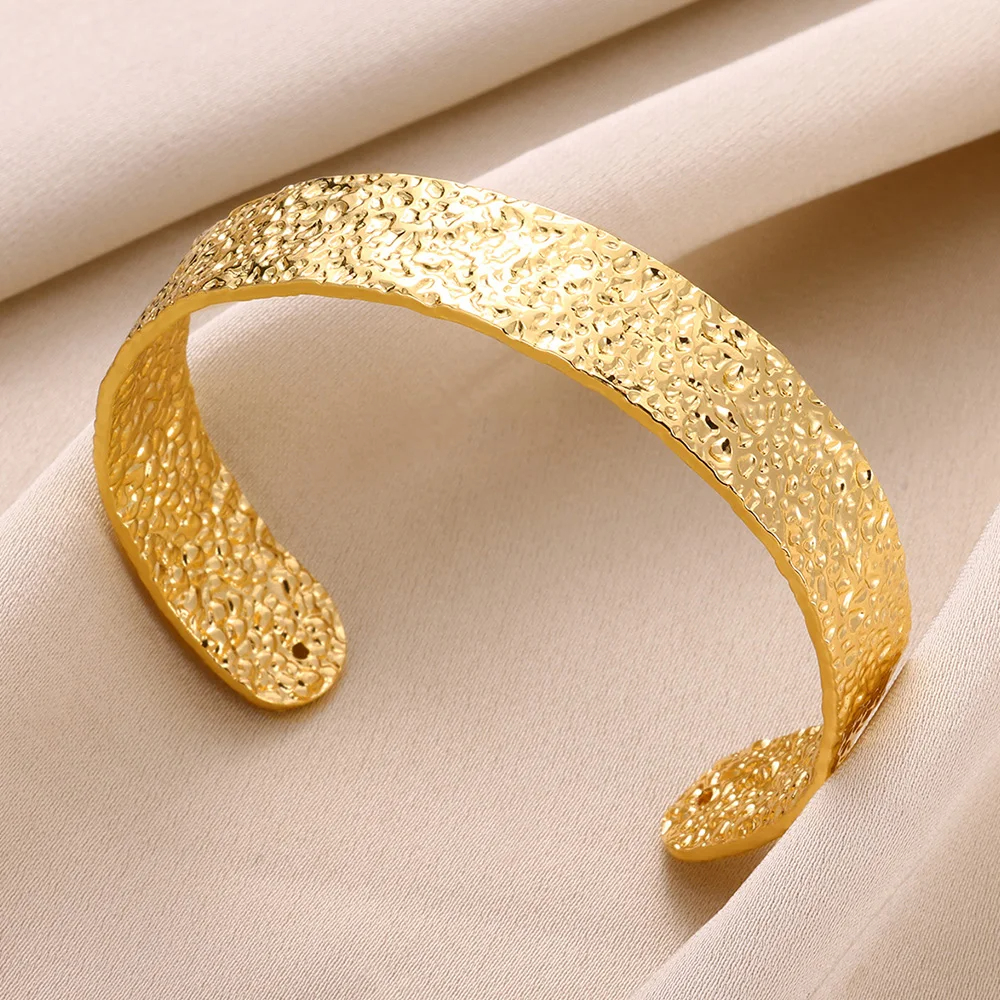 Brazalete clásico con apertura de textura arrugada para mujer, brazalete exquisito, Color dorado, adorno de mano de acero inoxidable,