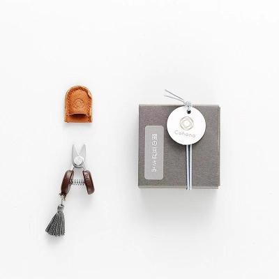 Cohana – mini ciseaux à manche en bois de japonaise, ciseaux de broderie avec pompon, bricolage, accessoires de couture importés du japon, 1 pièces: Gray Tassel