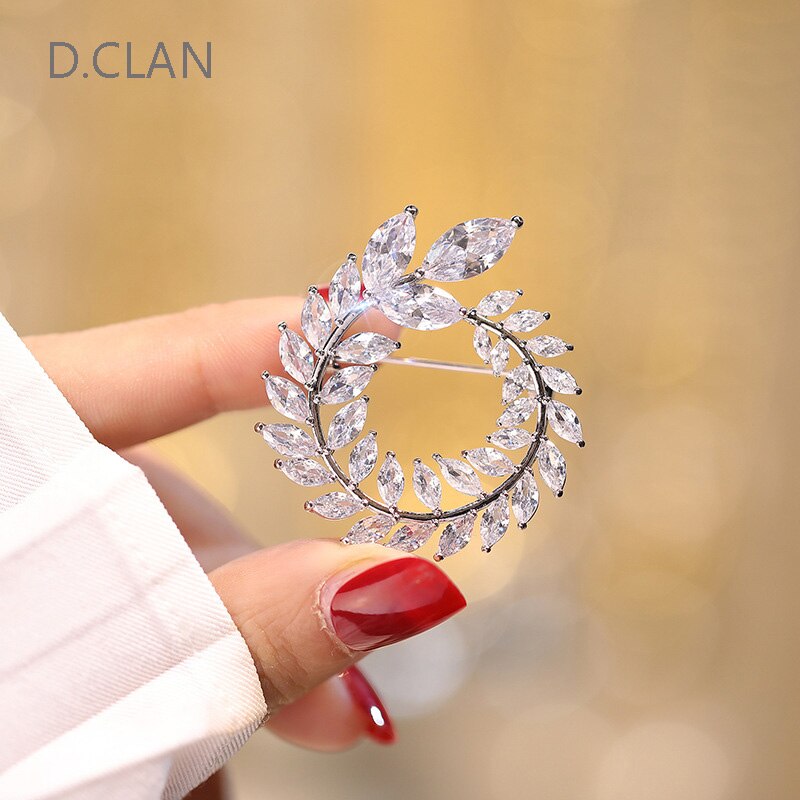 D.Clan schmuckbrosche aus zirkonia in olivenblattform, funkelndes accessoire für damen