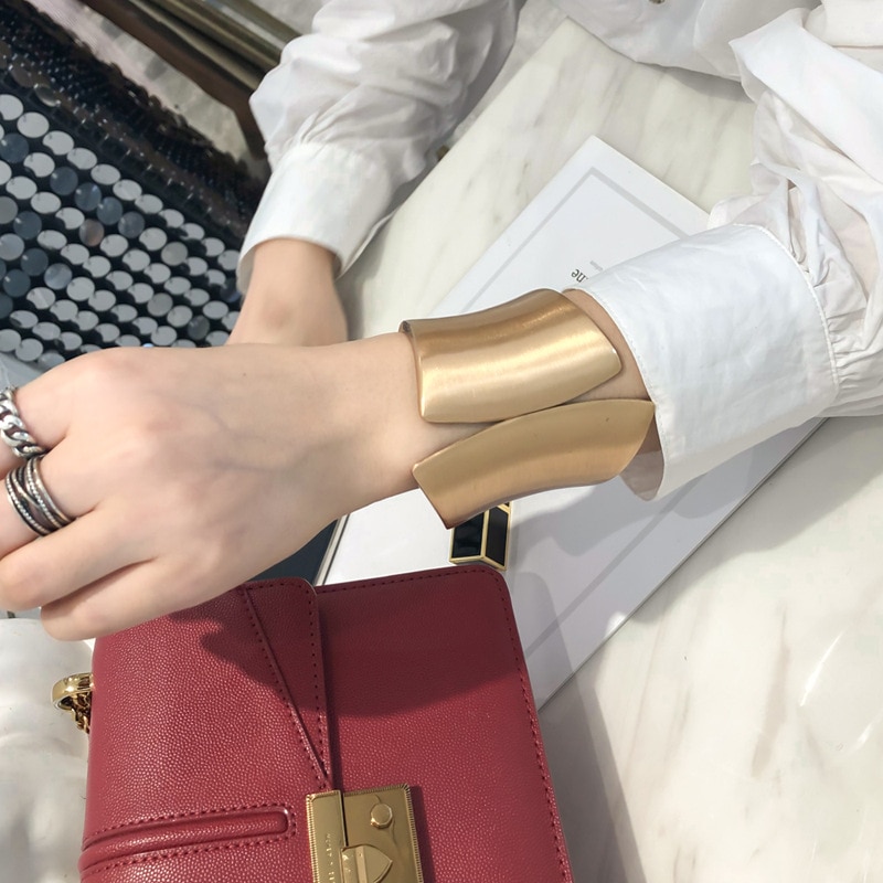 2022 nova moda maxi pulseiras de metal feminino na moda dissimmetry pulseira suave ampla abertura ajustável bangle