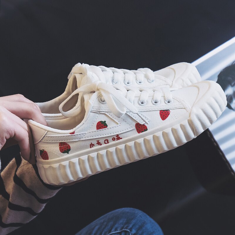 Femmes chaussures fraise toile chaussures haut coréen avec rétro Hong Kong style conseil chaussures chaussures plates chaussures vulcanisées