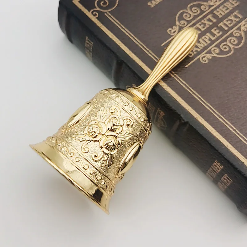 1pc retro tom de metal estilo europeu mão sino artesanato decoração alarme sino artesanato sino de natal vento artesanato de natal: Dourado