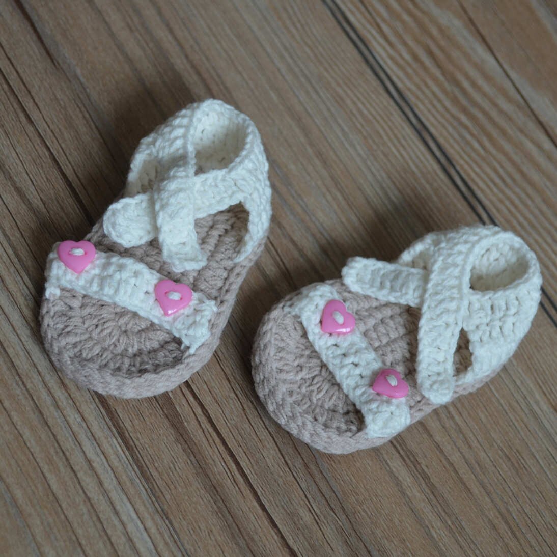 Zapatos de bebé de ganchillo a mano suela suave Luna Llena 100 días zapatos de lana para bebé, estilo de botón de corazón, nuevas sandalias zapatos de bebé de jardín