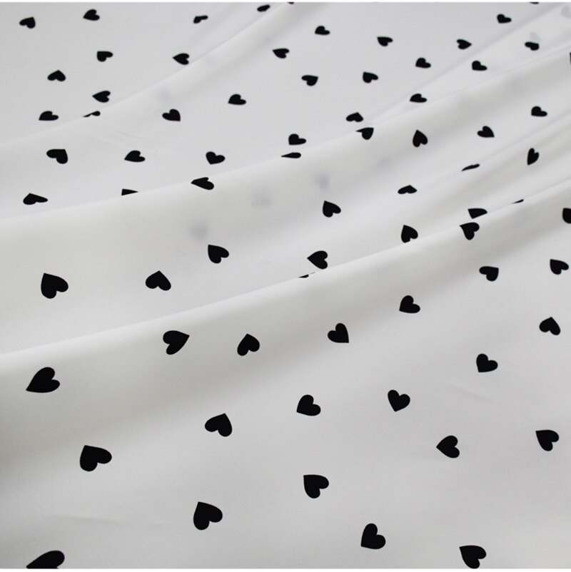 Meio metro 2020 nova chegada primavera verão fundo branco com amor coração impressão plana cetim tecido para vestuário vestido de moda t1358