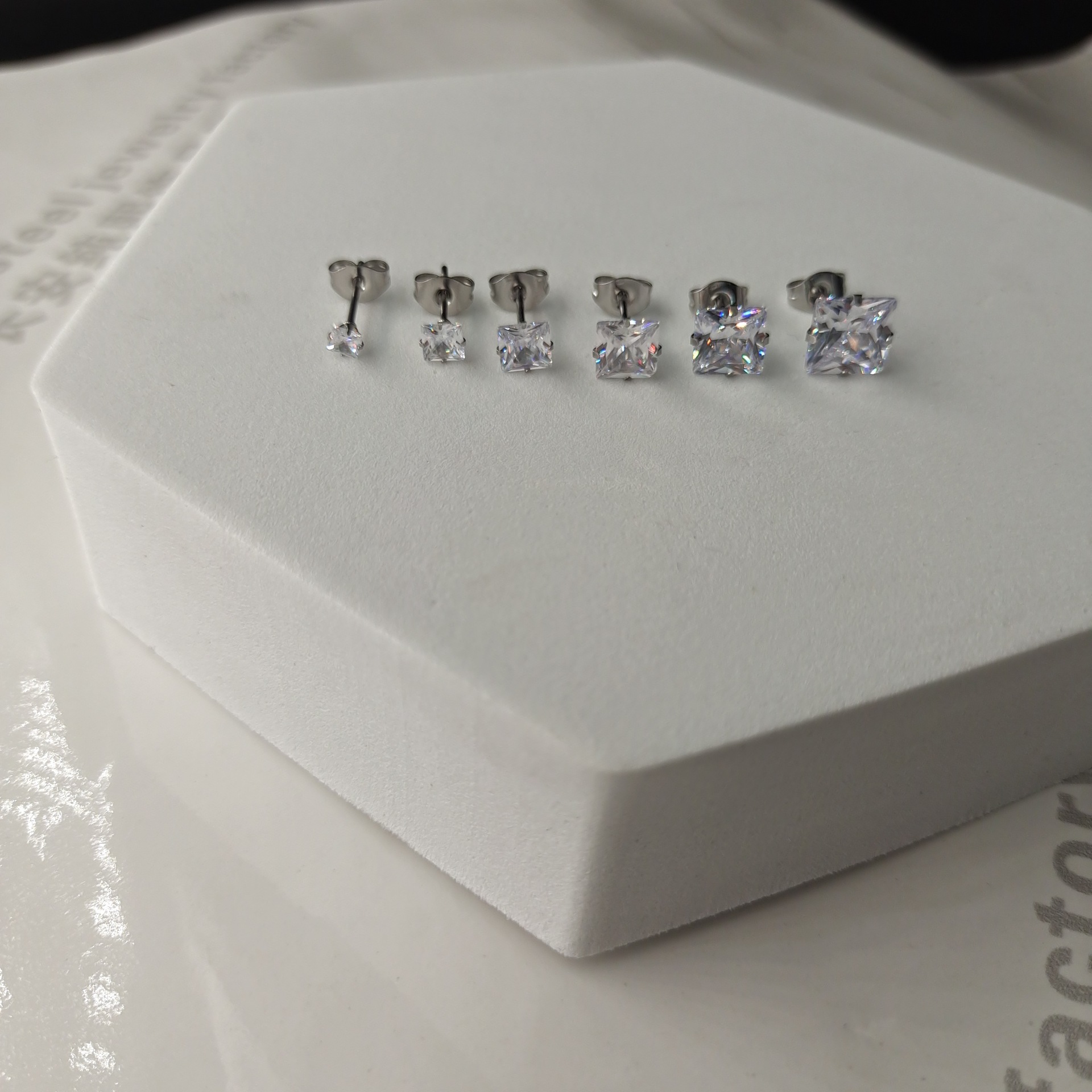 Dimensioni da 3mm a 8mm acciaio inossidabile 316 L con zirconi quadrati puliti per uomo e donna