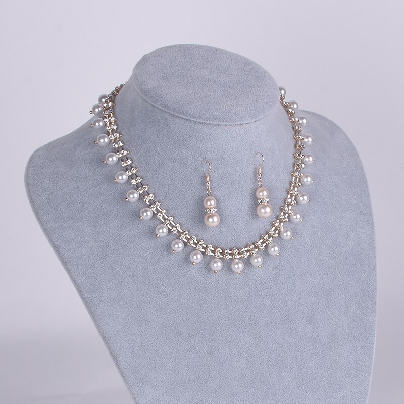 Simple dress with short necklace, bridal necklace, sweet romantic pearl necklace, girl's banquet .